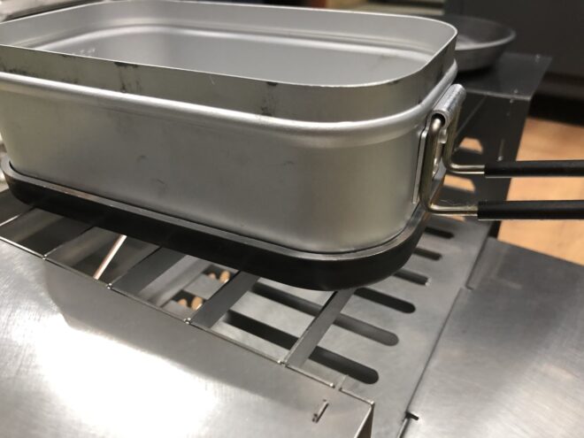 メスティンの底にスタッキングしたロックパン(S)