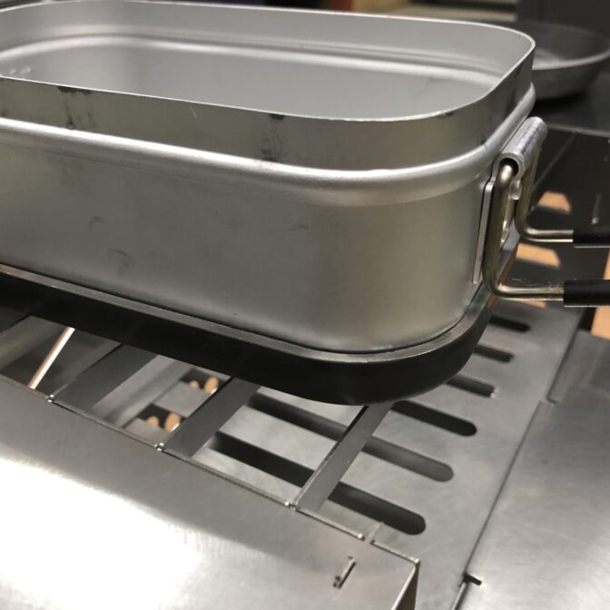 メスティンの底にスタッキングしたロックパン（S）