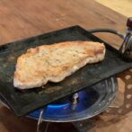 鉄板で豚ロースステーキ