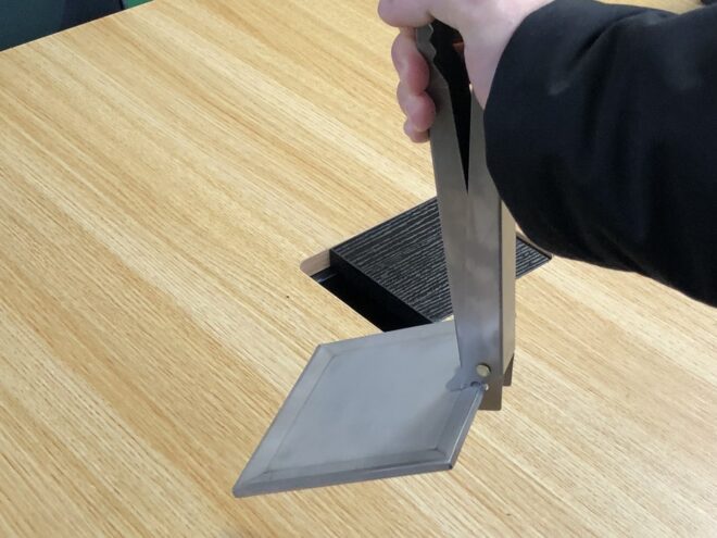 グリルプレート甲冑ステンレスをダブルグリッパー-WANI-で掴む