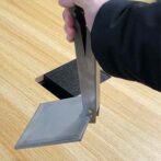 甲冑ステンレス6㎜小を掴んでいる