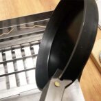 深型グリルパンを掴んでいる2