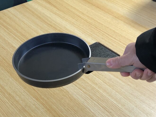 深型グリルパンをダブルグリッパー-WANI-で掴む