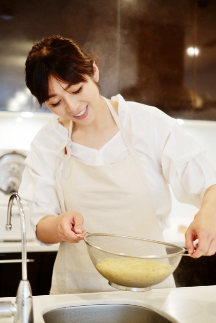 パスタの湯切り