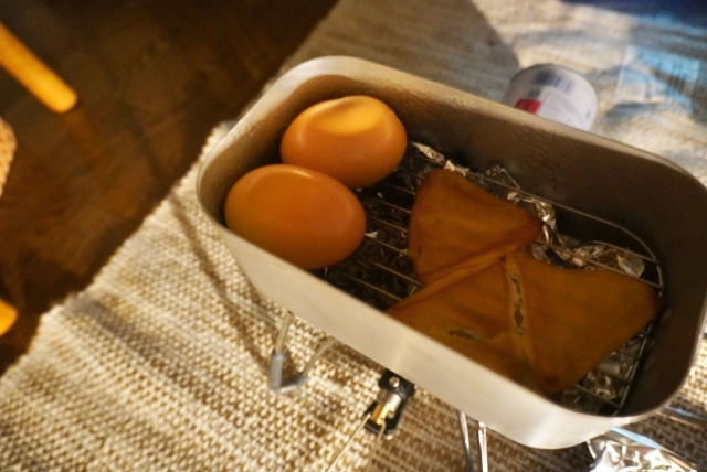 メスティンで燻製　チーズ溶ける