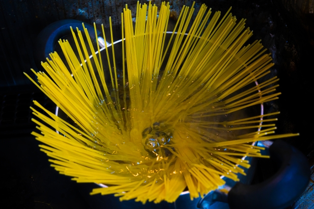 パスタを茹でる