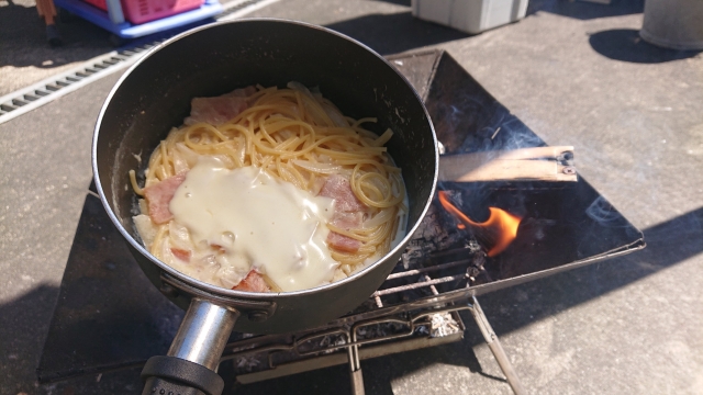 キャンプでカルボナーラ
