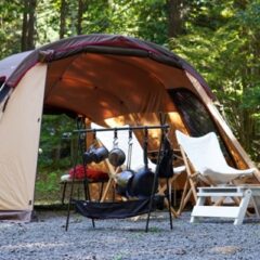 キャンプでのカトラリーの吊るし方: スタイリッシュで機能的なアイデア