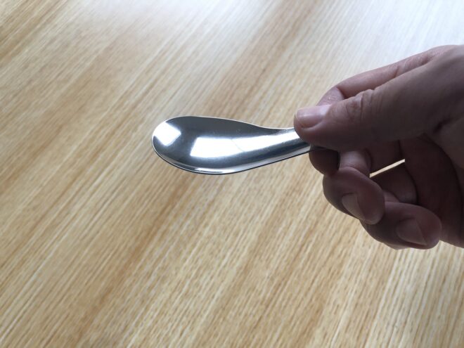 2本指で持つスプーン