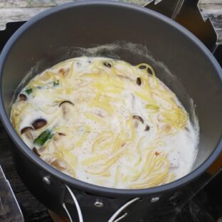 キャンプでスープパスタを作る！厳選レシピもご紹介！