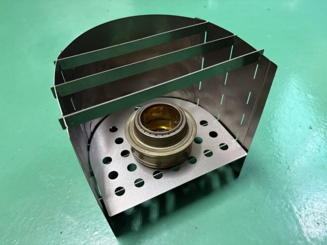 チタン製ソロ用焚き火台『SCREEN STOVE』の販売を開始致しました